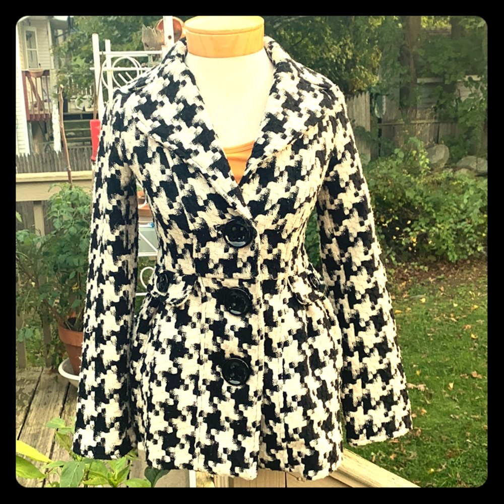 Black and white houndstooth coat by candie’s